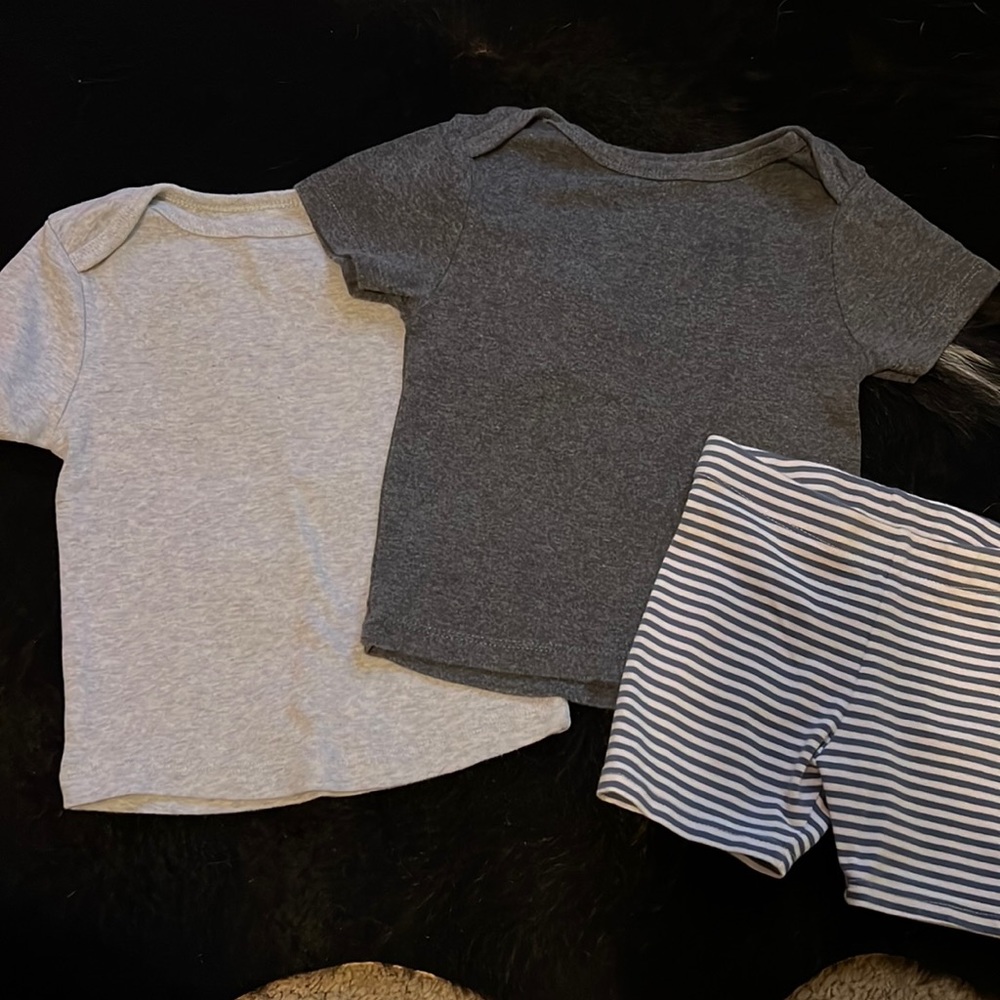 3/$15❣️BUNDLE Unisex Baby Plain Tees and Shorts Outfits; 18 months